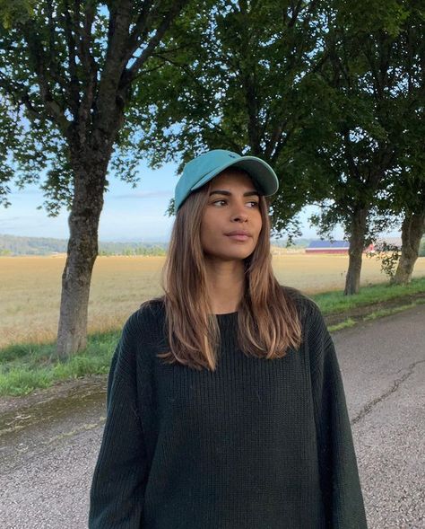 EMELIE LINDMARK (@emitaz) • Instagram photos and videos Middle Haircut, Middle Length Hair, Emelie Lindmark, Haircut Inspo, Hairstyles For Layered Hair, Hair 2024, Hair Color Shades, Hair Follicles, Oversized Jumper