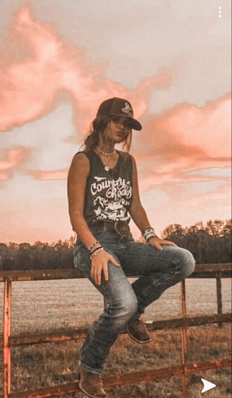 Country Rock Aesthetic Outfits, Tomboy Cowgirl Outfit, Country Woman Aesthetic, Country Tomboy Outfits, Cute Western Poses, Tomboy Cowgirl, Country Costume Ideas, Country Tomboy, Brunette Country Girl