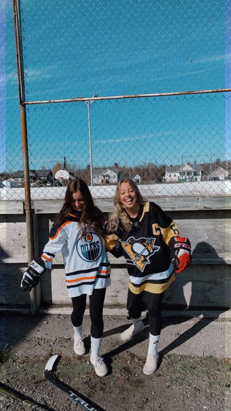 Hockey Games Outfits, Cute Hockey Jersey Outfits, Cute Hockey Outfits, Hockey Outfit Aesthetic, Outfits For A Hockey Game, Hockey Costume Halloween, Hockey Game Fits, Hockey Outfits For Women, Outfits For Hockey Games