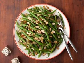 Green Beans with Caramelized Onions and … Thanksgiving Vegetable Dishes, Recipes Green Beans, Vegetable Dishes Recipes, Thanksgiving Vegetables Side Dishes, Thanksgiving Vegetable Sides, Green Beans Almondine, Florence Food, Vegetable Side Dishes Recipes, Thanksgiving Recipes Side Dishes