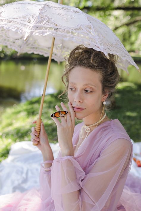 Beautiful Butterfly Images, Hands On Face, Holding An Umbrella, Umbrella Canopy, Lace Umbrella, Parasol Umbrella, Butterfly Images, Pinterest Hair, Pinterest Fashion