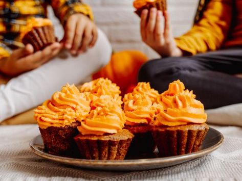 Here, different ingredients you can use (including natural ingredients and ready-made dye) and step-by-step instructions. Natural Orange Food Coloring, Orange Food, Orange Icing, Black Food Coloring, Cocoa Cake, How To Make Orange, Baking Crafts, Orange Food Coloring, Orange Cookies