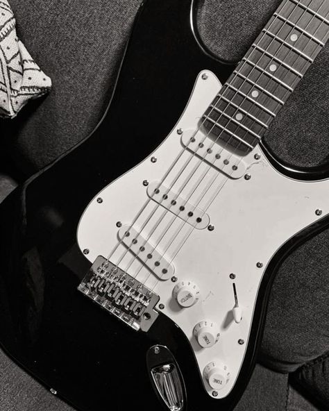 Black And White Electric Guitar, Pretty Guitars, Black Electric Guitar, Electric Guitar Design, Guitar Obsession, Guitar Pics, Cool Electric Guitars, Music Lyrics Quotes Songs, Guitar Solo