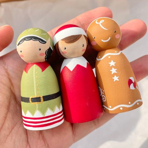 Gingerbread Peg People, Christmas Peg Dolls Ideas, Peg Doll Christmas Ornaments, Wooden Pegs Craft, Wooden Peg Dolls Christmas, Elf Peg Doll, Peg People Christmas, Gingerbread Peg Doll, Grinch Peg Doll