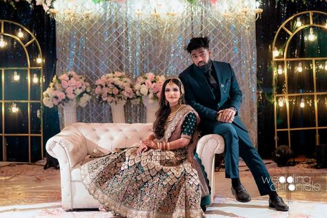 Couple Poses In Sofa, Wedding Stage Poses, Stage Couple Poses, Couple Poses For Reception, Reception Copul Pose, Wedding Couple Poses Photography In Saree, Couple Reception Poses, Reception Poses Indian Couple, Wedding Reception Couple Poses