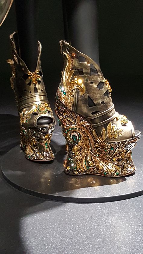 Quirky Shoes, Funny Shoes, Guo Pei, Haute Couture Designers, Ugly Shoes, Fantastic Shoes, Funky Shoes, Fancy Shoes, Gold Shoes