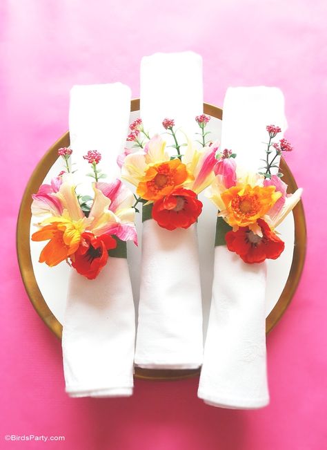 DIY Floral napkin Rings - Super quick and easy, perfect for jazzing up a Mother's Day table! - BirdsParty.com Floral Napkin Rings, Napkin Rings Diy, Birthday Table Decorations, Rings Diy, Diy Napkins, Fleurs Diy, Floral Napkins, Dinner Table Setting, Birthday Table