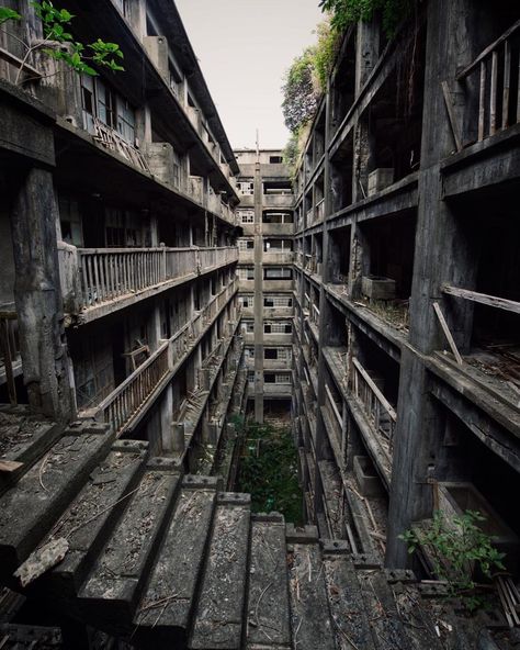 an abandoned building. #abandon_seekers_ #abandoned #abandonedearthafterdark #abandoned_excellence #abandoned_addiction #anonymousbando… Apartment High Rise, Abandoned Apartment, European Castle, Apocalypse Aesthetic, Ruined City, Abandoned House, High Rise Building, Abandoned Buildings, Abandoned Houses