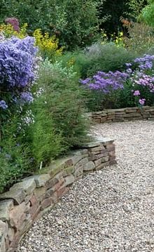 Dry stone wall forming raised borders - a good way of using up the pile of stones! Raised Borders, Stone Walls Garden, Gravel Patio, Areas Verdes, Dry Stone Wall, Gravel Garden, Walled Garden, Dry Stone, Stone Walls