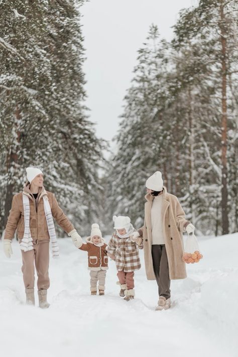 Winter Snow Pictures Family, Snowy Photoshoot Family, Family Christmas Pictures Snow, Snowy Family Photoshoot, Winter Snow Family Photos, Snow Family Photoshoot Outfits, Snow Photoshoot Family, Family Photos Winter Outfits, Winter Family Session