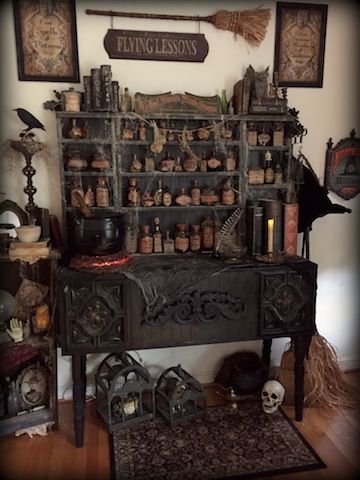 witches potion shop by Halloween Forum member StacyN Classy Halloween Party, Halloween Interior, Classy Halloween Decor, Halloween Forum, Classy Halloween, Goth Home, Fun Halloween Decor, Decor Buy, Theme Halloween