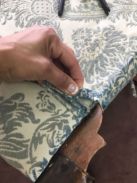 Funky Chairs Upholstery, Reupholster Chair Diy, Reupholstering Furniture, Painted Upholstery, Furniture Remodel, Diy Furniture Upholstery, Diy O, Diy Upholstery, Furniture Reupholstery