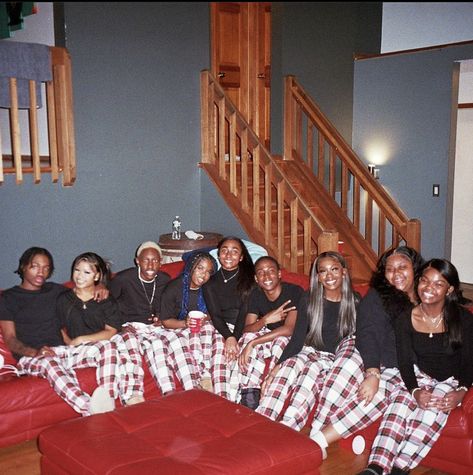 Friend Group Matching Christmas Pjs, Friend Group Christmas Photoshoot, Cabin Group Trip, Christmas Pjs Aesthetic Friends, Big Friend Group Sleepover, Christmas Group Photoshoot Friends, Christmas Pajamas Friends, Bday Pajamas, Cabin Trip Black People