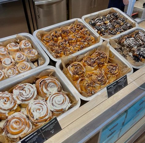 Cinnamon Rolls Display, Cinabonnes Rolls Recipe, Cinnamon Roll Display, Cinabonnes Rolls, Pastry Display, Baking Business, Cinnamon Rolls Homemade, Easy Baking Recipes Desserts, Bakery Cafe