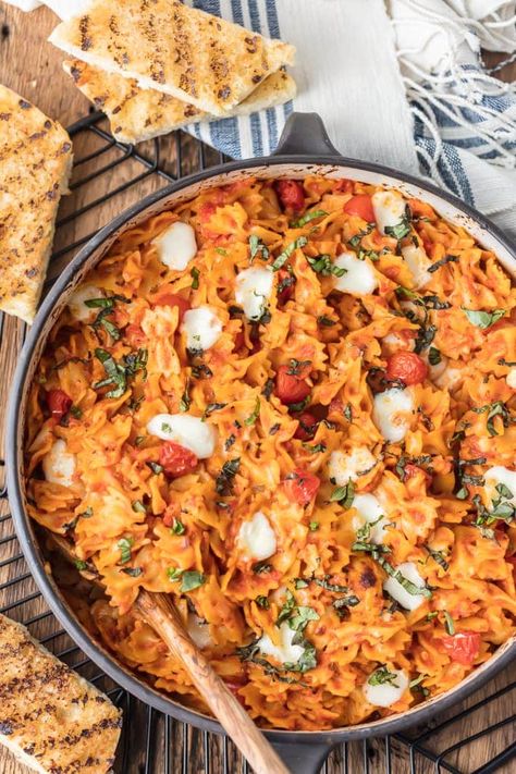 Caprese Pasta Bake, Caprese Casserole, Fresh Mozzarella Recipe, Tomato Pasta Bake, One Pot Wonder, Meatless Dishes, Mozzarella Pasta, Favorite Pasta Recipes, Caprese Pasta