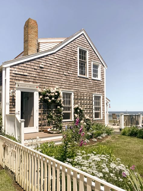 Twenty-five miles out to sea, Nantucket is a fabled island rich in history and character whose ... Homes Layout, Minimalist Entryway, Nantucket Style Homes, Nantucket Cottage, England Beaches, Nantucket Style, England Homes, Nantucket Island, Cottage Exterior