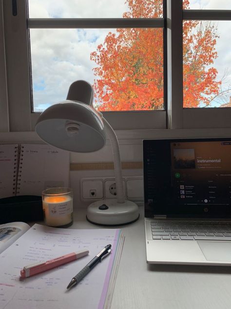 September Study Aesthetic, Romantasizing Life Aesthetic, September Aesthetic School, Romantizing School Aesthetic Fall, Fall Study Motivation, Cozy Studying Aesthetic, School Aesthetic Autumn, Romanticizing Fall Aesthetic, School In Fall Aesthetic