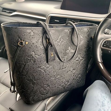 @luxbeelv • Instagram photos and videos Louis Vuitton Travel Bags, Lv Neverfull, Outfit Zara, Hanging Bag, Lv Bag, Designer Bags, Michael Kors Jet Set, Louis Vuitton Neverfull, Travel Bags