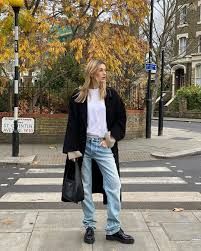 7 low rise-jeans which embrace the ultimate denim trend of 2021 | Vogue Paris Low Rise Straight Jeans Outfit, How To Style Low Rise Jeans, Low Rise Jeans Outfit, Straight Jeans Outfit, Daily Fashion Inspiration, Ladies Wear, Jean Trends, Denim Trends, Loose Jeans