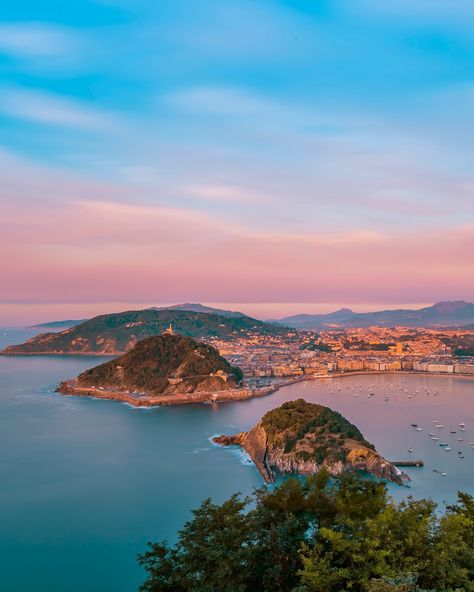 This coastal city is one of Europe's most loved destinations – and it’s not hard to see why. With globally revered restaurants and a rich history to boot, there are more than enough reasons to start planning your next San Sebastian trip. At the link in bio. San Sebastian Spain Aesthetic, 2025 Aesthetic, San Sebastian Spain, Coastal City, More Than Enough, Coastal Cities, Conde Nast, 2025 Vision, San Sebastian