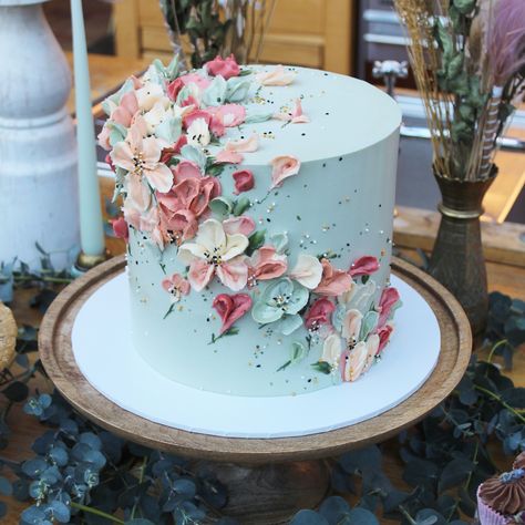 Single tier wedding cakes can be just as impactful with details like this. Piped buttercream flower spray. Floral Cake Design, Tiered Cakes Birthday, Spring Wedding Cake, Creative Wedding Cakes, Buttercream Flower Cake, Green Birthday, Birthday Cake With Flowers, Beautiful Cake Designs, Elegant Birthday Cakes