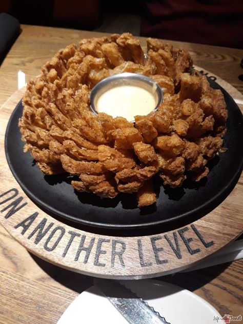 Outback Steakhouse Bloomin Onion Outback Bloomin Onion, Outback Steakhouse Recipes, Blooming Onions, Dips Appetizers, Steakhouse Recipes, Loaded Baked Potato Salad, Easy Peach Cobbler, Bloomin Onion, Baked Potato Salad