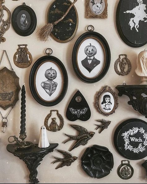 Aesthetic Antique, Goth Houses, Gothic Decor Bedroom, Dark Decor, Shop Displays, Spooky Witch, Dark Home Decor, Goth Home, Goth Home Decor