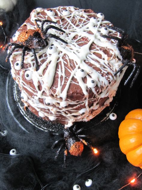 Marshmallow Spiderweb Chocolate Cake for Halloween - Pinecones and Acorns Spiderweb Cake, Crispy Chicken Parmesan Recipe, Kids Trick Or Treating, Dog Treats Homemade Pumpkin, Cake For Halloween, Hershey Chocolate Cakes, Cake Halloween, Apple Pie Smoothie, Candy Eyes