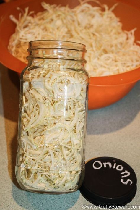 Dehydrate Onions, Storage Onions, Drying Onions, Dried Onions, Storing Food Long Term, Dehydrating Food Storage, Pepper Rings, Food Dehydration, Dehydrated Vegetables