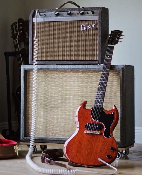 Tone Tone TONE 😎 👉@vintageguitarnerds⁠ 📷@toneofthepawn ⁠. . ⁠ #gibson #sg #gibsonsg #vintagelespaul #vintagesg #lp #vintagegibson #tone #gibsunday #p90 #jimmypage #garymoore #slash #clapton #petergreen #1959lespauljunior #lespauljunior  #rosewood #vintageguitarnerds #vintageguitars #vintageguitar #vintageelectric #electricguitar #guitar #ギター Gibson Sg Junior, Music Studio Design, Vintage Les Paul, Les Paul Jr, Guitar Rig, Cool Electric Guitars, Gibson Sg, Guitar Center, Gibson Guitars