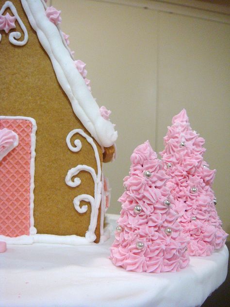 Pink Christmas tree Pink Gingerbread House Decoration, Valentines Gingerbread House, Pink Gingerbread House Ideas, Barbie Gingerbread House, Gingerbread House Pink, Gingerbread Houses Ideas, Gingerbread House Inspo, Pink Shabby Chic Christmas, Pink Gingerbread House