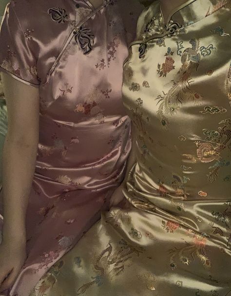 Cheongsam Aesthetic, Shanghai Aesthetic, Girl Silk Dress, Bow Wallpaper Iphone, Shanghai Fashion, Chinese Aesthetic, Japan Aesthetic, Chongqing, Dress Aesthetic