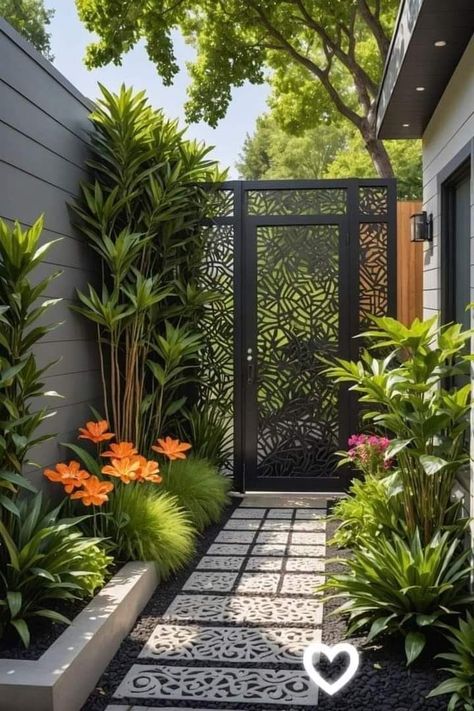 Small Garden Walkway, Front Yard Landscaping For Small Houses, Side Yard Planter Ideas, Front Patio Garden Ideas, House With Small Garden, Small Garden Design Front Of House, Backyard Courtyard Ideas Small Yards, Gardening Front Of House, Modern Landscaping Design