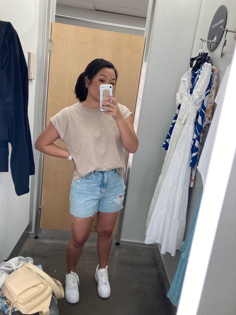 Brunch Outfit Sneakers, Mid Length Shorts Outfits, Nashville Brunch Outfit, Summer Wardrobe Capsule, Outfits For Hot Weather, Nashville Brunch, Mid Length Denim Shorts, Minimalist Summer Wardrobe, Casual Brunch Outfit