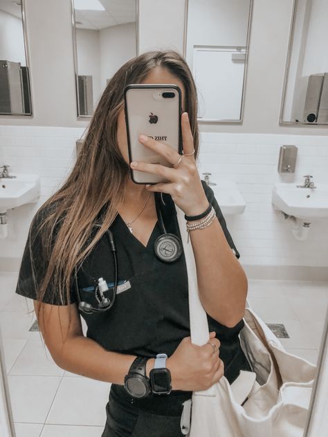 Vet Scrubs Aesthetic, Women In Scrubs Aesthetic, Healthcare Worker Aesthetic, Health Care Worker Aesthetic, Aesthetic Scrubs Nurse, L&d Nurse Aesthetic, Nursing School Pictures, Dream Life Aesthetic Job Nurse, Healthcare Aesthetic