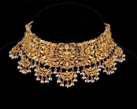 Indian Gold Necklace Designs, Antique Necklaces Design, Choker Necklace Designs, Jewelry Set Design, Gold Bridal Jewellery Sets, Antique Bridal Jewelry, Gold Jewelry Stores, Antique Jewelry Indian, Bridal Jewelry Collection