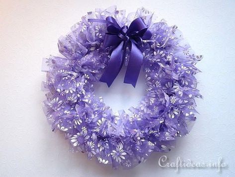 Fluffy Organza Spring Wreath | This fluffy wreath for the spring is incredibly easy to make. Organza fabric was used to create it and gives a light and airy feeling to it! Purple Wreath Ideas, Purple Wreaths, Spring Mesh Wreaths, Silver Wreath, Tulle Wreath, Purple Spring, Purple Wreath, Deco Wreaths, Pretty Wreath