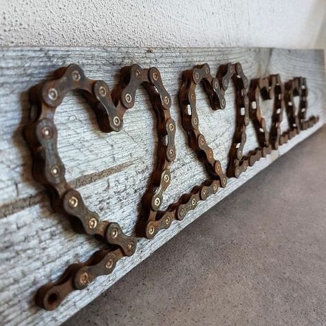 Old Rusty Things, Rusty Tool Art, Timing Chain Art, Wooden Stuff Creative, 1x3 Wood Projects Easy Diy, Bicycle Chain Crafts, Automotive Decor Diy, Old Tools Decor Ideas, Tractor Decor