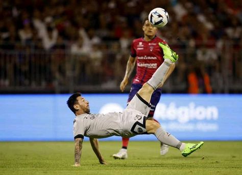 Football Kick Hd Dark Wallpapers, Bicycle Kick, Football Images, Football Photos, St Germain, Cool Wallpapers Cartoon, Soccer Pictures, Paris Saint-germain, Neymar Jr