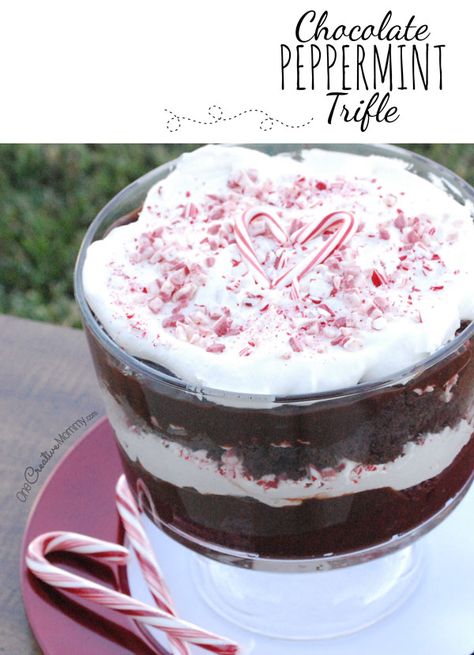 Easy Holiday Chocolate Peppermint Trifle Recipe {Use your favorite cake mix, candy canes and Andes Peppermint Crunch Baking Bits for this quick Christmas dessert} OneCreativeMommy.com Chocolate Peppermint Trifle, Peppermint Trifle, Peppermint Brownie Trifle, Quick Christmas Dessert, Desserts Nutella, Christmas Trifle, Brownie Trifle, Smores Dessert, Peppermint Brownies