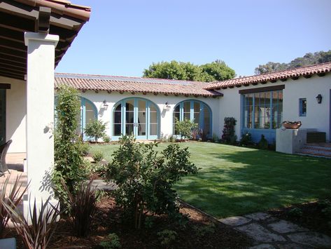 Spanish Ranch Exterior, Spanish Exterior, Spanish Style Decor, Mission Style Homes, Hacienda Homes, Spanish Hacienda, Spanish Bungalow, Hacienda Style Homes, Mexico House