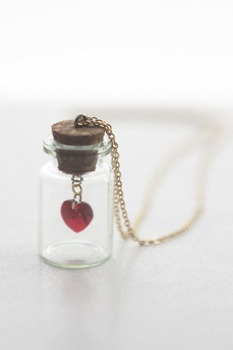 Bottled Love Crystal Heart Swarovski Necklace by onceuponaCHO Small Bottle Necklace, Glass Bottle Jewelry, Glass Jar Necklace, Jar Necklace Diy, Tiny Glass Bottle Ideas, Small Glass Bottle Crafts, Diy Crystal Crafts, Bottle Necklace Diy, Glass Bottle Necklace