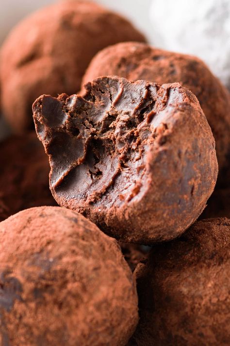 Easy to make fudgy Chocolate Truffles made with 4 ingredients. All you need is chocolate chips, condensed milk, vanilla and cocoa powder! Sweet Truffles, Chocolate Truffles Recipe, Boozy Chocolate, Homemade Dark Chocolate, Easy Truffles, Truffles Recipe, Chocolate Balls, French Chocolate, Chocolate Bourbon