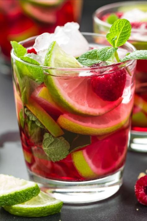 Der Virgin Himbeer-Mojito ist eine erfrischende und fruchtige Variante des klassischen Cocktails, die den Geschmack des Sommers perfekt einfängt. Die Kombination aus saftiger Limette, frischer Minze und süßen Himbeeren verleiht diesem Getränk eine belebende Note. Die fruchtige Süße der Himbeeren harmoniert wunderbar mit der erfrischenden Minze und der spritzigen Limette. Virgin Mojito, Mojito, Snacks, Drinks