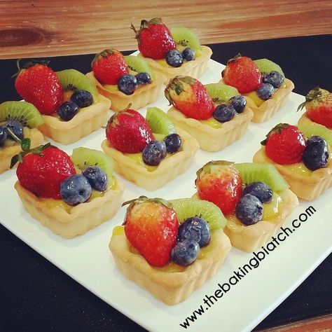 Mixed Fruit Tarts with Lemon Curd Mini Fruit Tarts, Grilled Desserts, Menu Recipes, Fruit Tarts, Dessert Recipies, Fruit Pizza, Dessert Pizza, Catering Menu, Peach Recipe