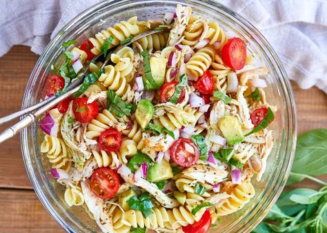 Chicken Pasta Salad Recipes, Avocado Pasta Salad, Healthy Aesthetic, Biscuits Diététiques, Healthy Chicken Pasta, Avocado Chicken, Resep Salad, Salad Pasta, Chicken Pasta Salad