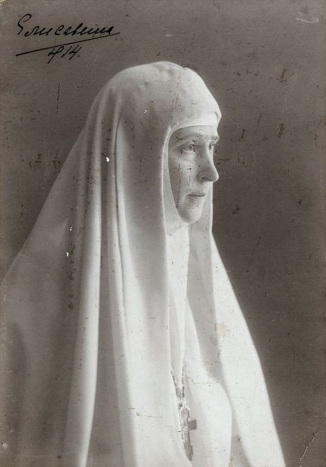 PERSONAJES: Gran duquesa Isabel Fiódorovna Románova (Princess Elisabeth of Hesse and by Rhine) como abadesa del convento de Santa Marta y Santa María de Moscú en 1914. Hermana de la última emperatriz rusa, tras la muerte de su esposo abrió el convento desde el que ayudaba a los pobres y enfermos de Moscú. Murió a manos de los bolcheviques en 1918. Fue declarada santa por la Iglesia Ortodoxa Rusa. Elizabeth Feodorovna, Saint Elizabeth, Romanov Dynasty, Princess Alice, Tsar Nicholas Ii, German Women, Imperial Russia, Royal House, Red Star