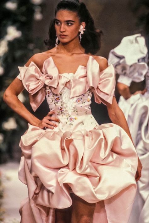 Pink Runway, Jean Louis Scherrer, 90s Runway Fashion, Runway Fashion Couture, Vintage Runway, Runway Outfits, Paris Mode, Claudia Schiffer, Runway Dresses