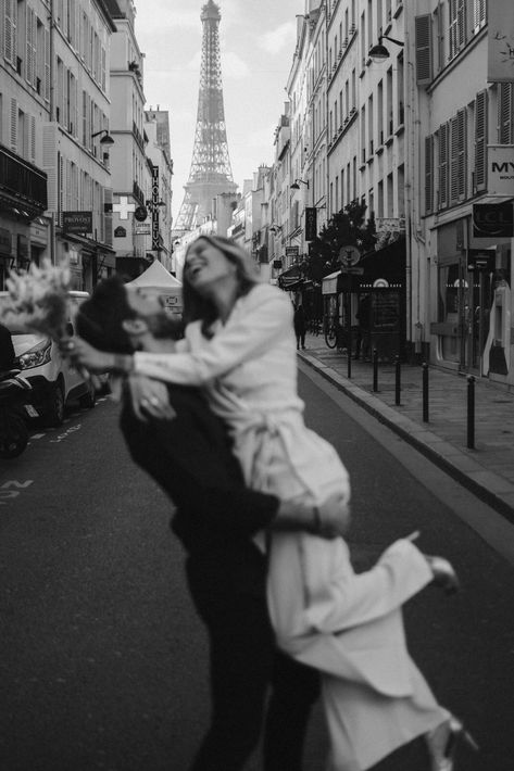 Love Session in Paris by Berivan Cipil › Beloved Stories Lovestory Street, Paris Couple Pictures, City Couples Photography, Love Story Photoshoot, Paris Shooting, Paris Engagement Photos, Couples City, Paris Couple, Paris Elopement