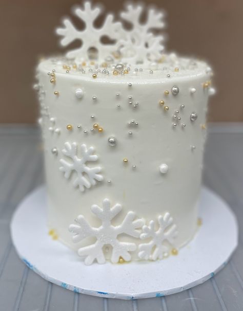 White Snowflake Cake, Winter Snowflake Cake, Xmas Cake Ideas, Winter Themed Cake, Square Birthday Cake, Tårta Design, Winter Wonderland Cake, Winter Wonderland Birthday Party, Snowflake Cake